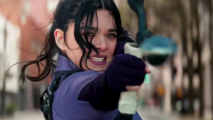 Kate Bishop tensando el arco