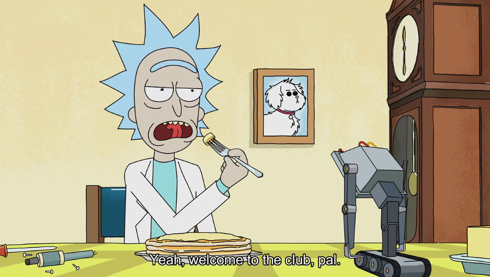Rick comiendo mantequilla con indiferencia ante un amepado robot mientras le dice al robot "Bienvenido al club, colega"